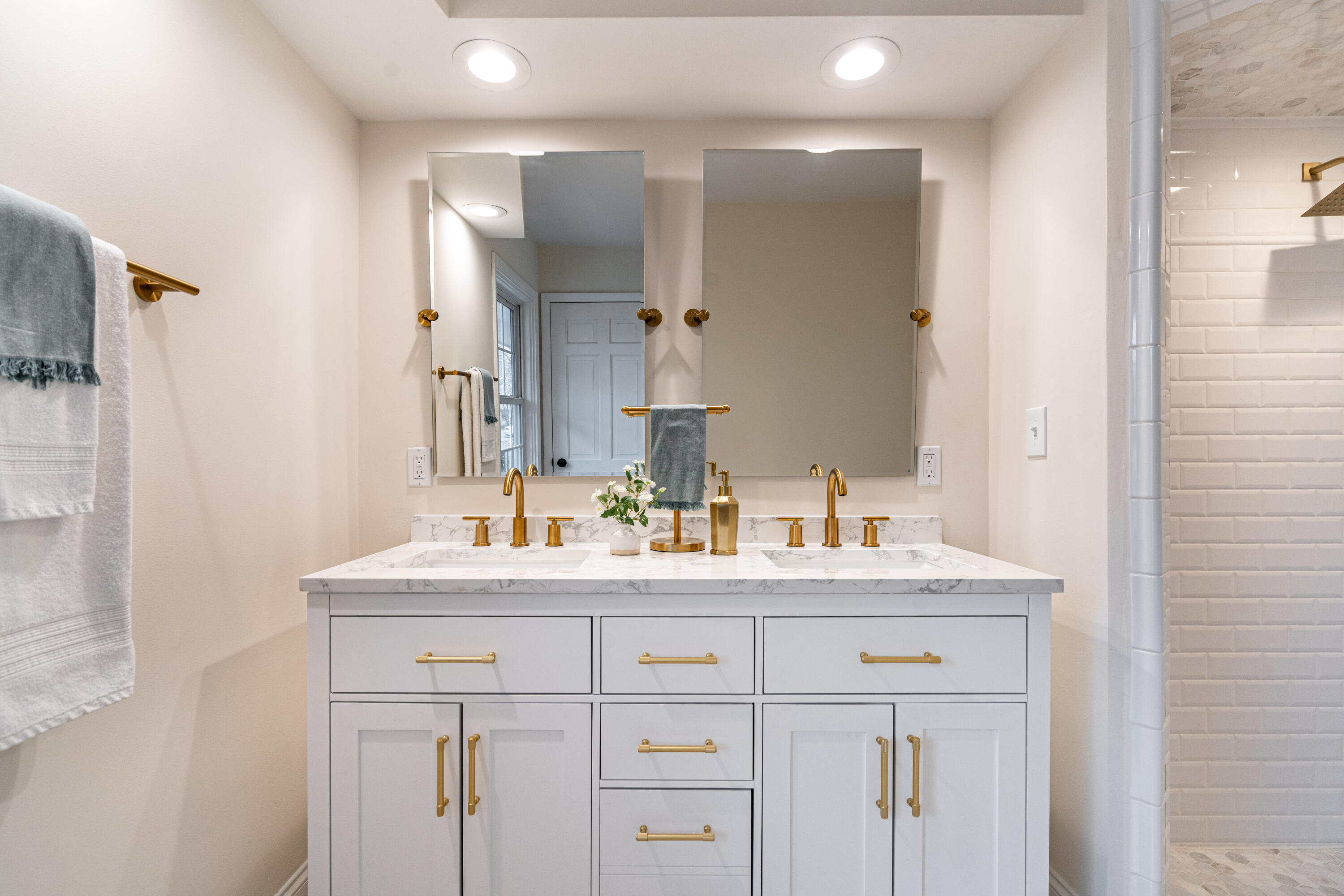 155 W Suburban Dr