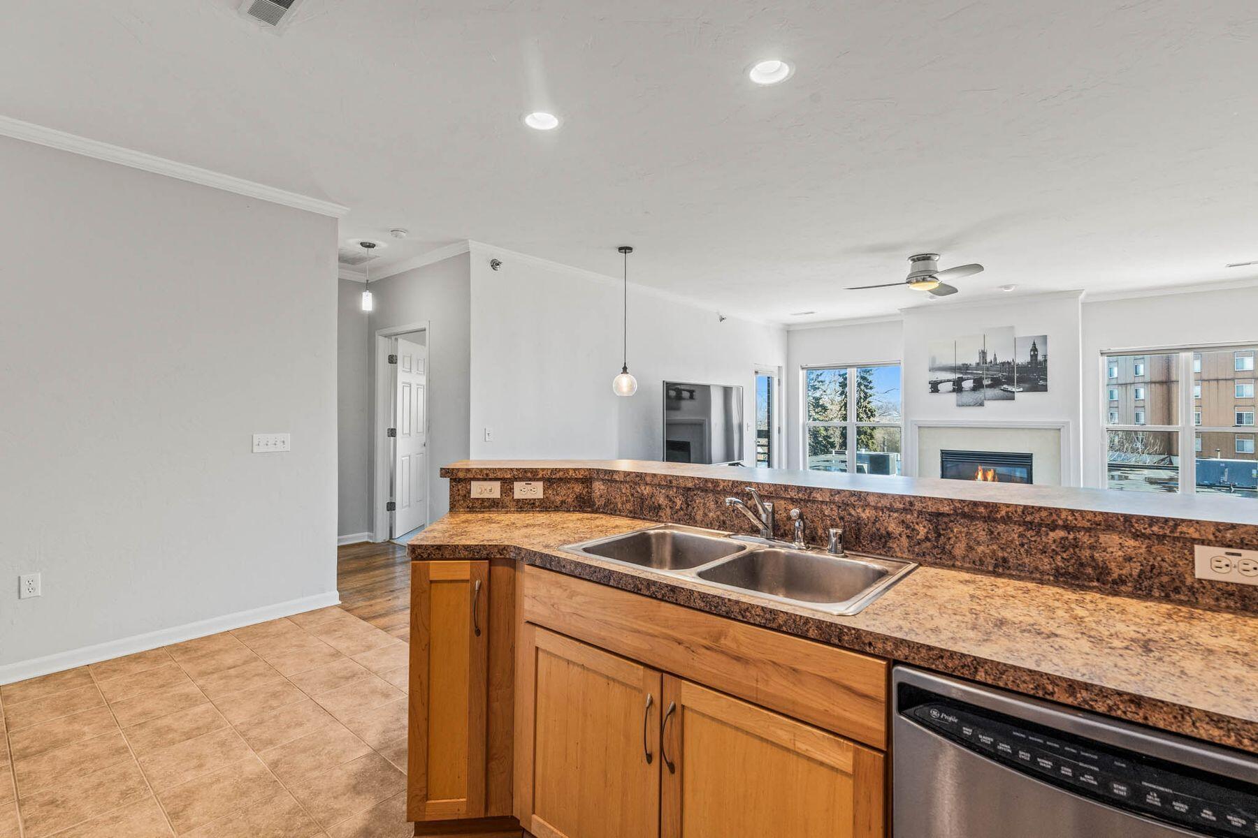 1220 E Locust St 209