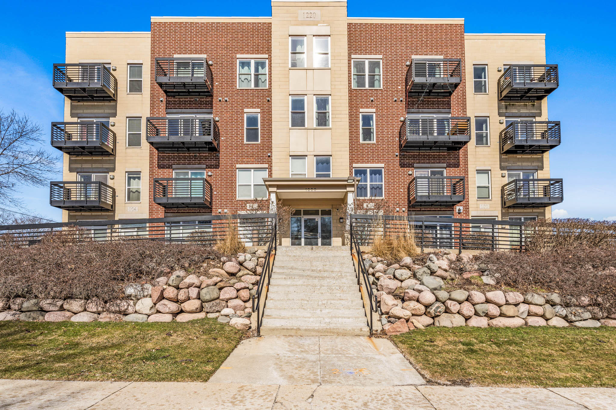 1220 E Locust St 209