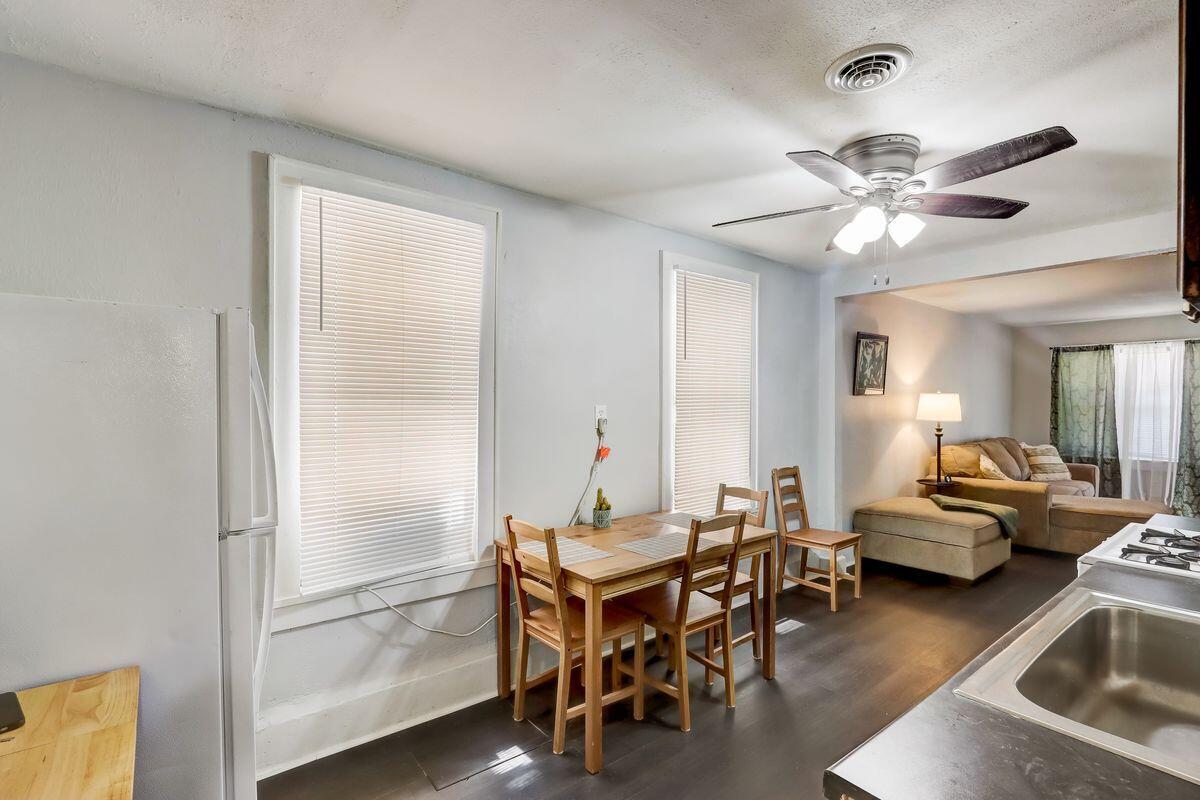1322 W Windlake Ave