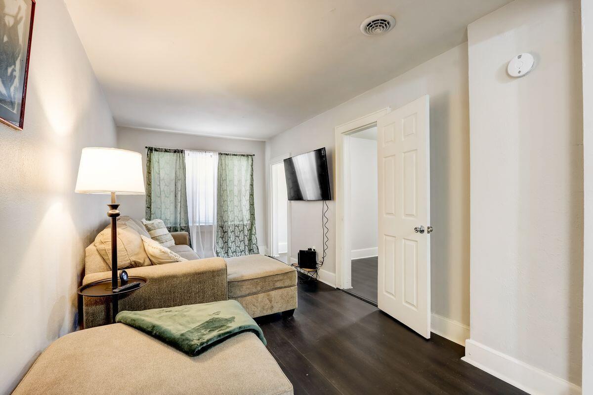 1322 W Windlake Ave