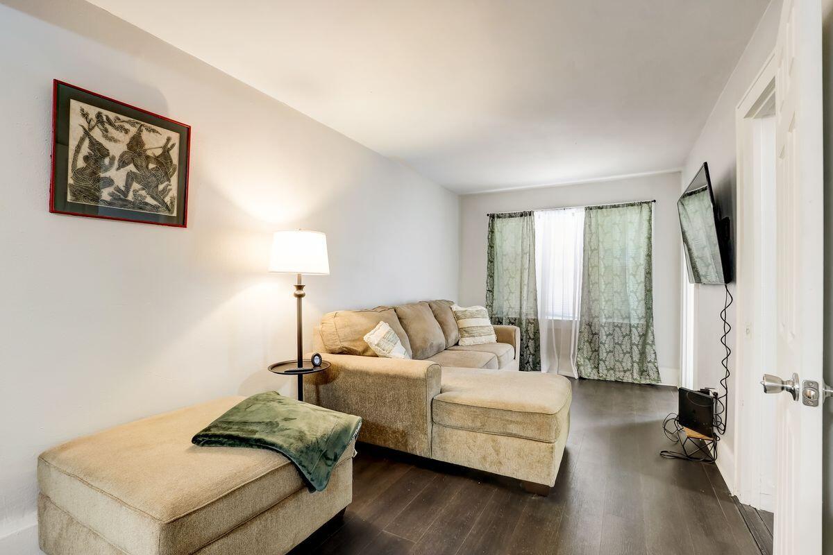 1322 W Windlake Ave