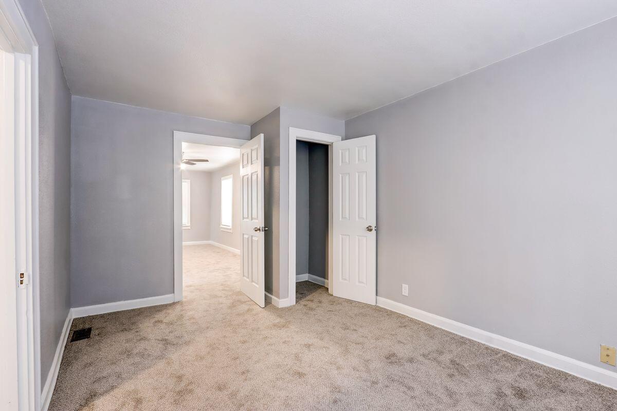 1322 W Windlake Ave