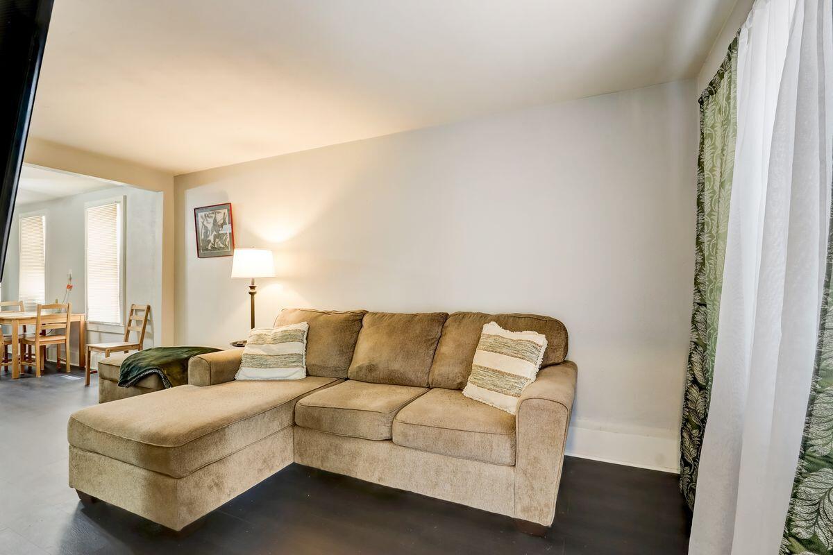 1322 W Windlake Ave
