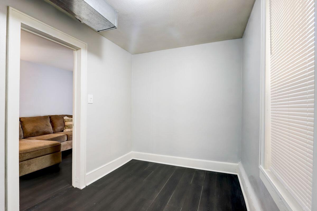 1322 W Windlake Ave