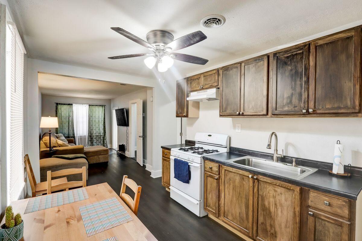 1322 W Windlake Ave