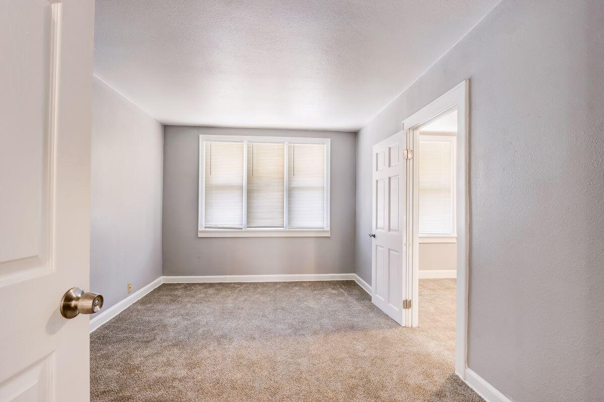 1322 W Windlake Ave
