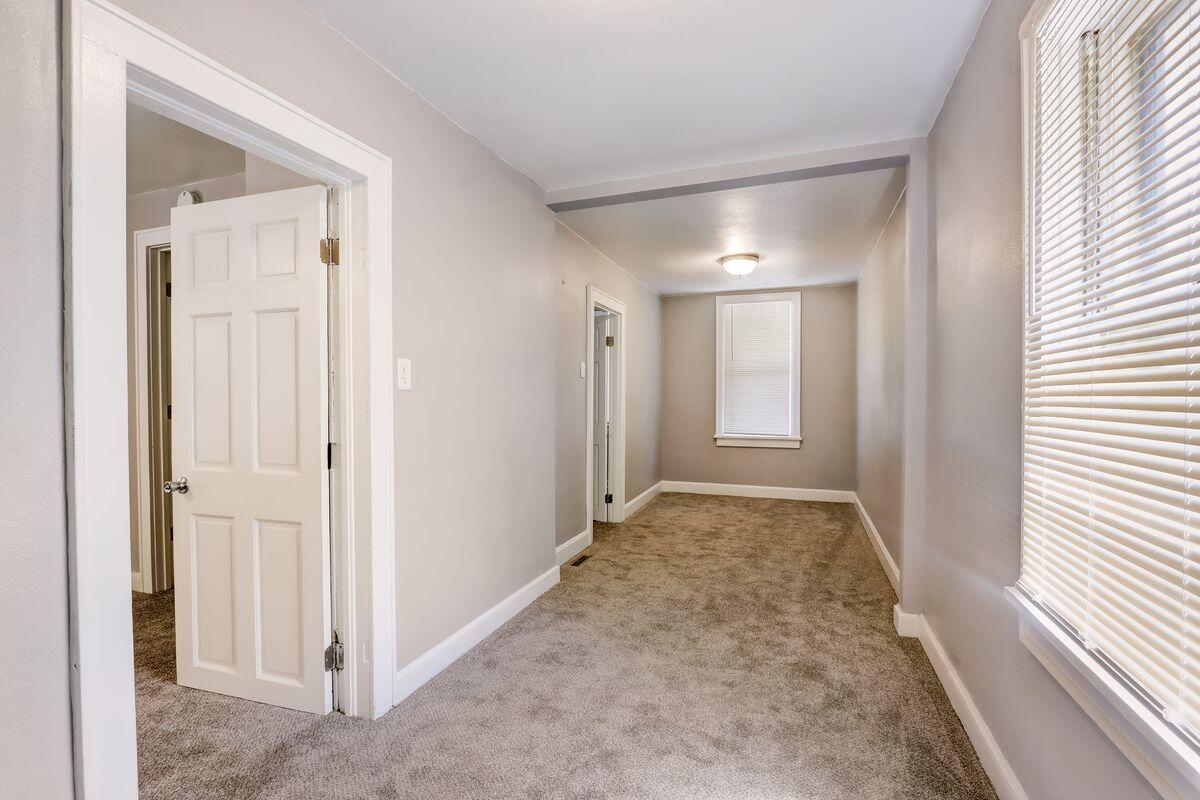 1322 W Windlake Ave