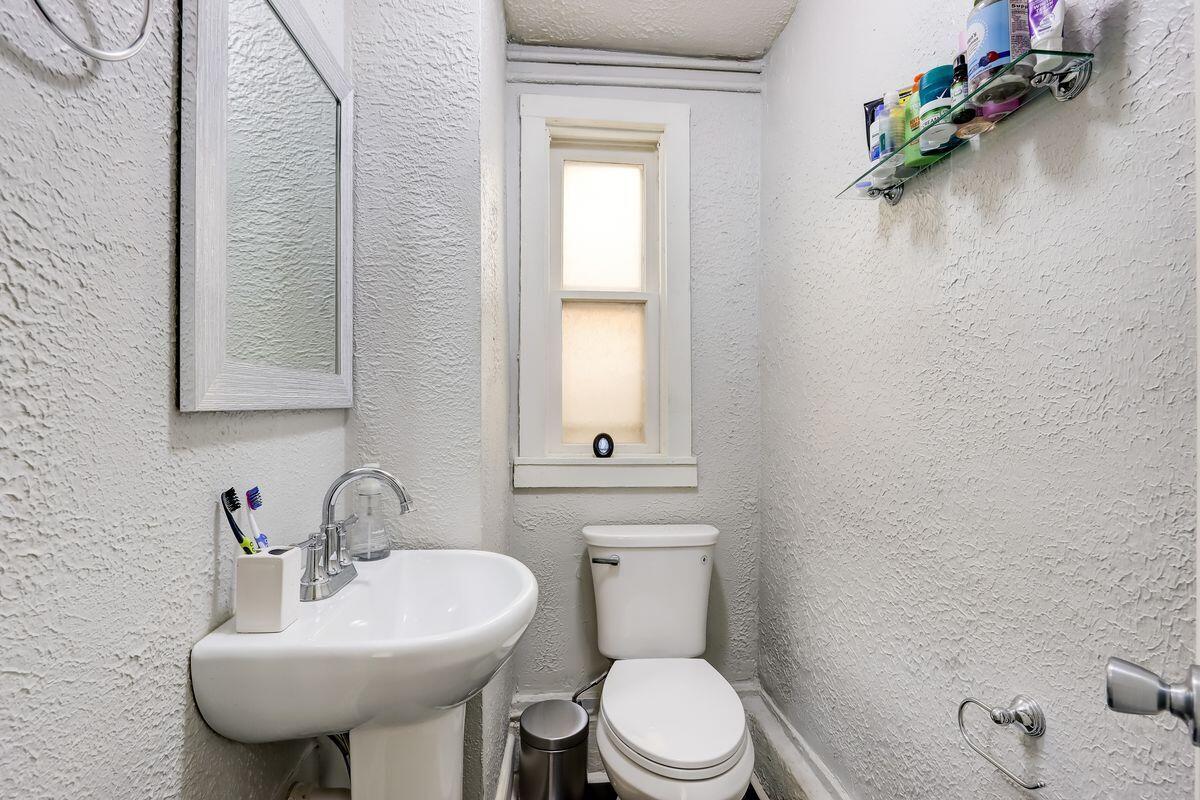 1322 W Windlake Ave