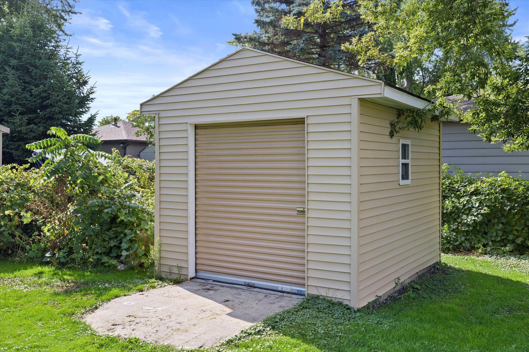 801 E Manitowoc Ave