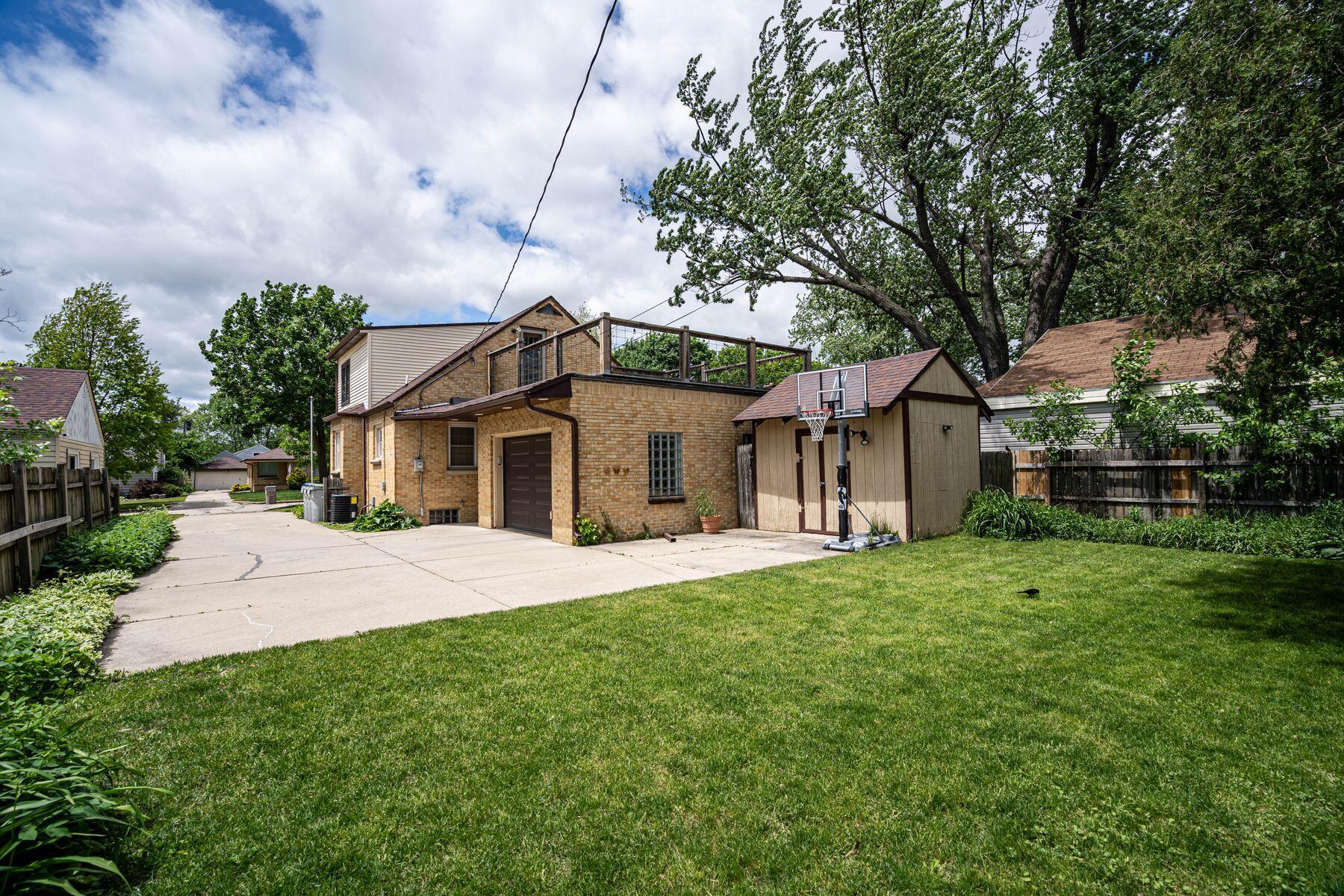 3534 N 96th St