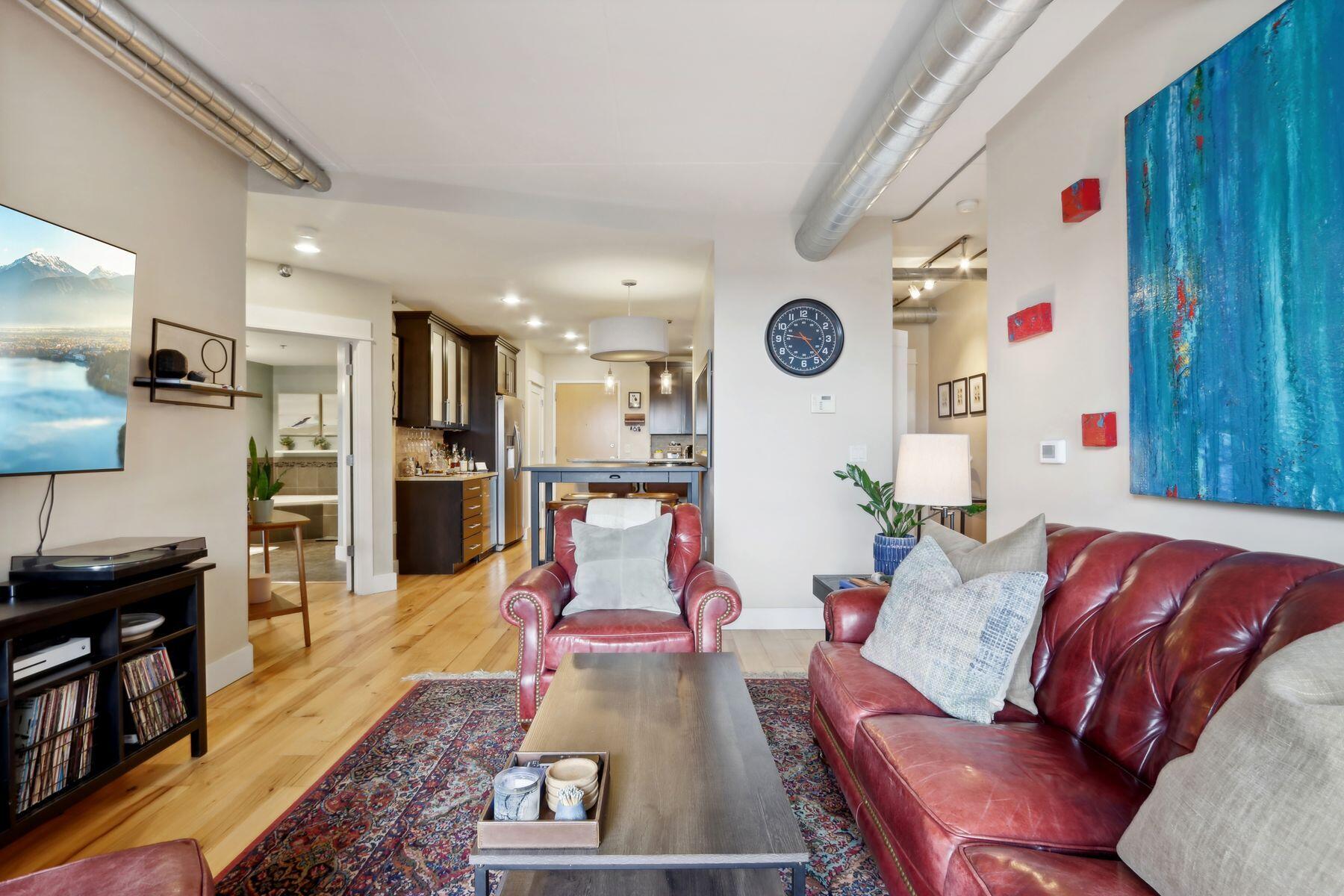 102 N Water St 605