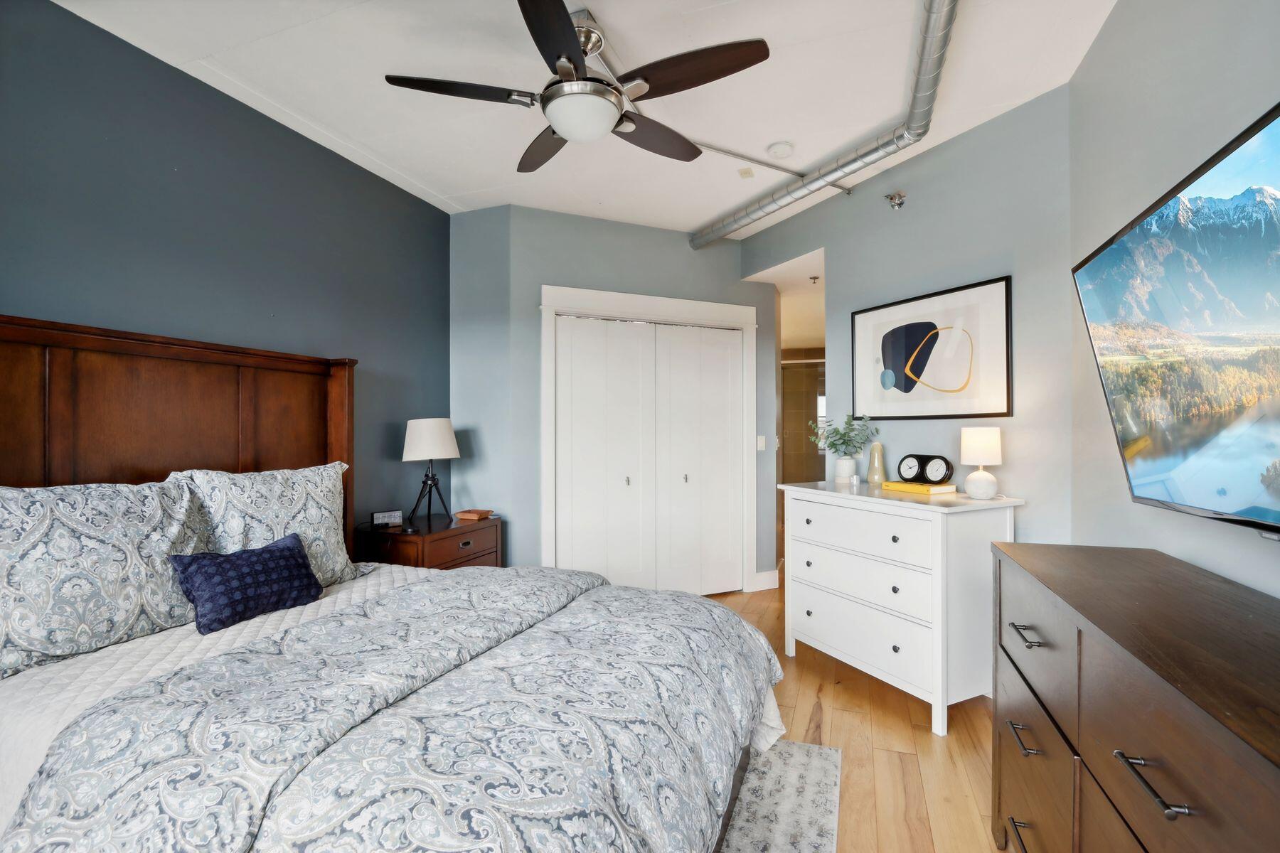 102 N Water St 605