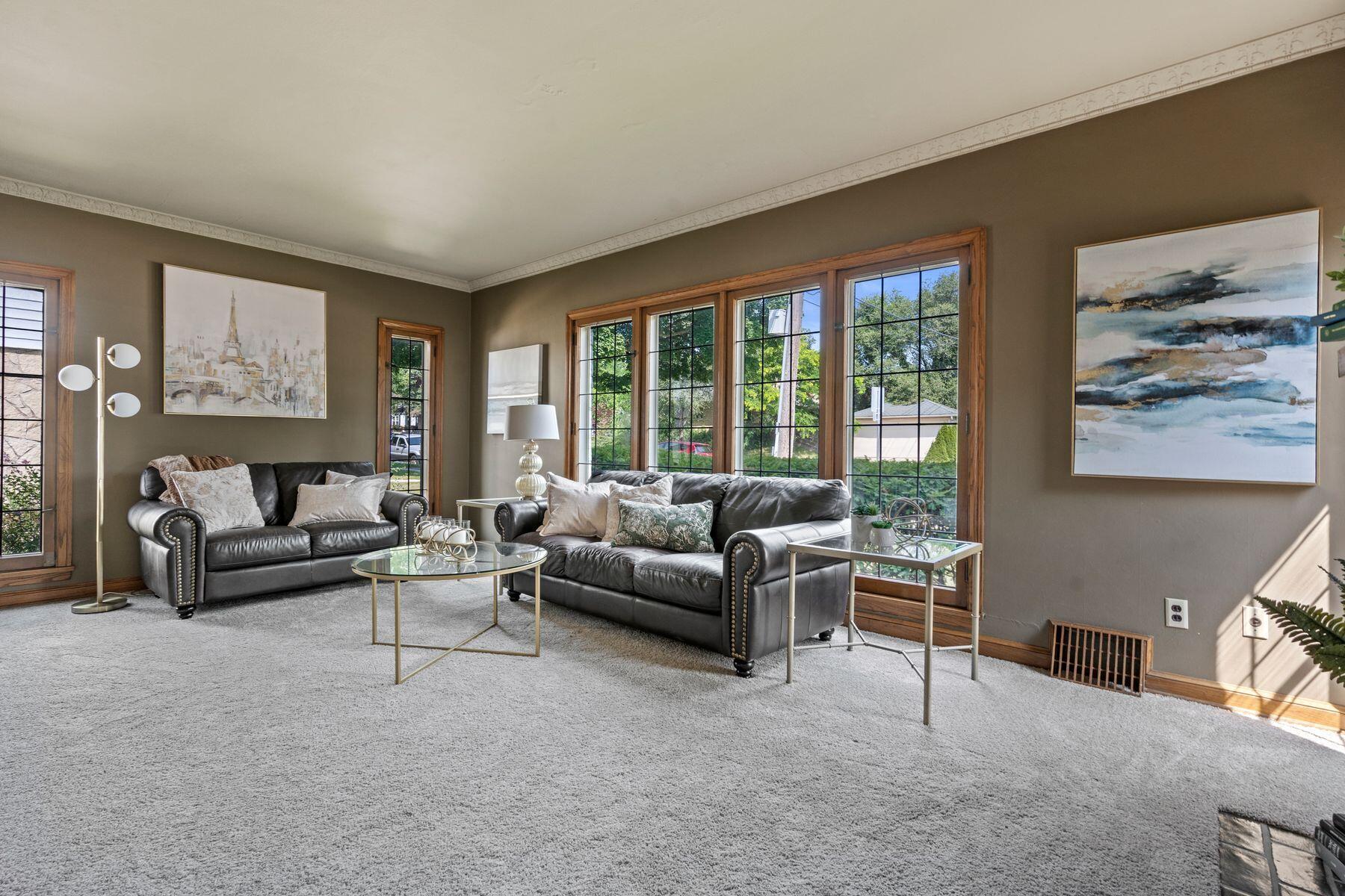 8915 W Hawthorne Ave