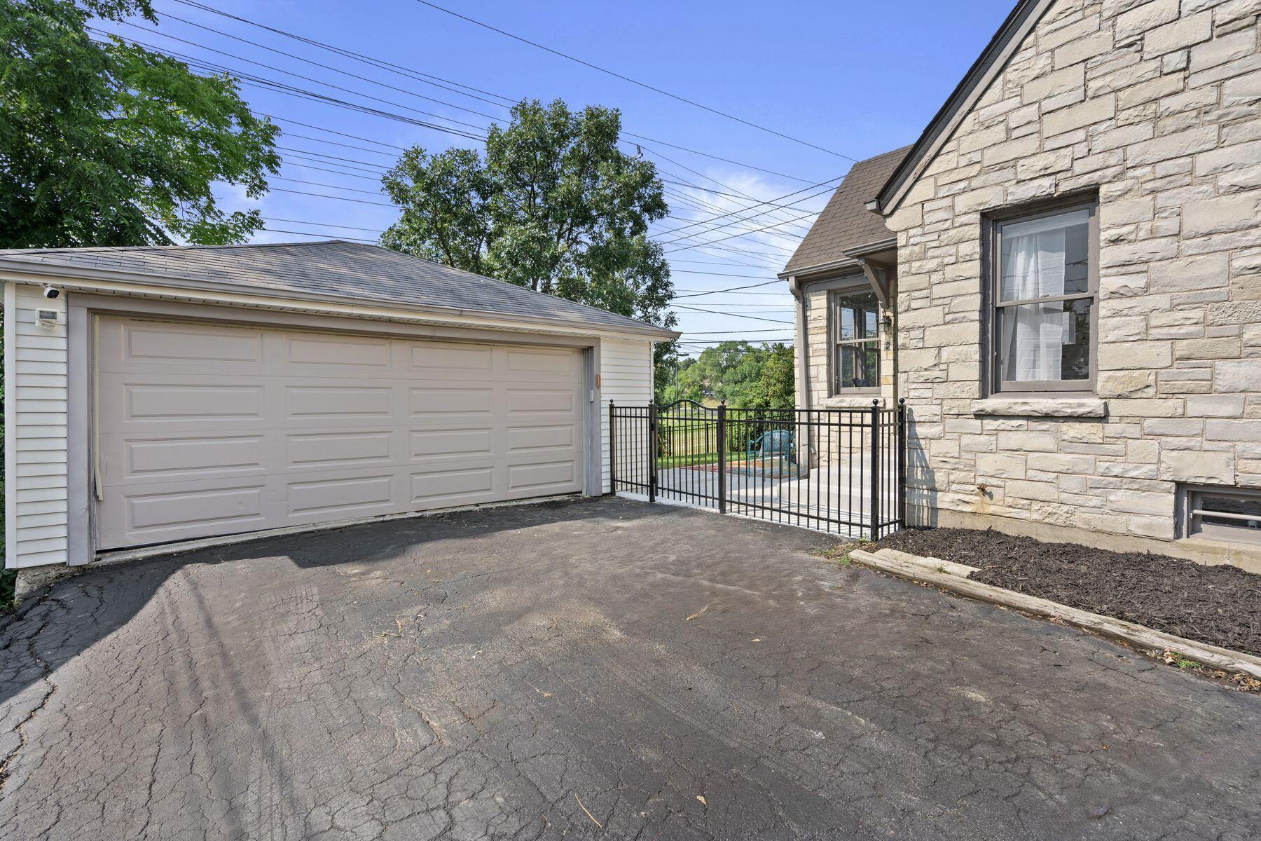 8915 W Hawthorne Ave