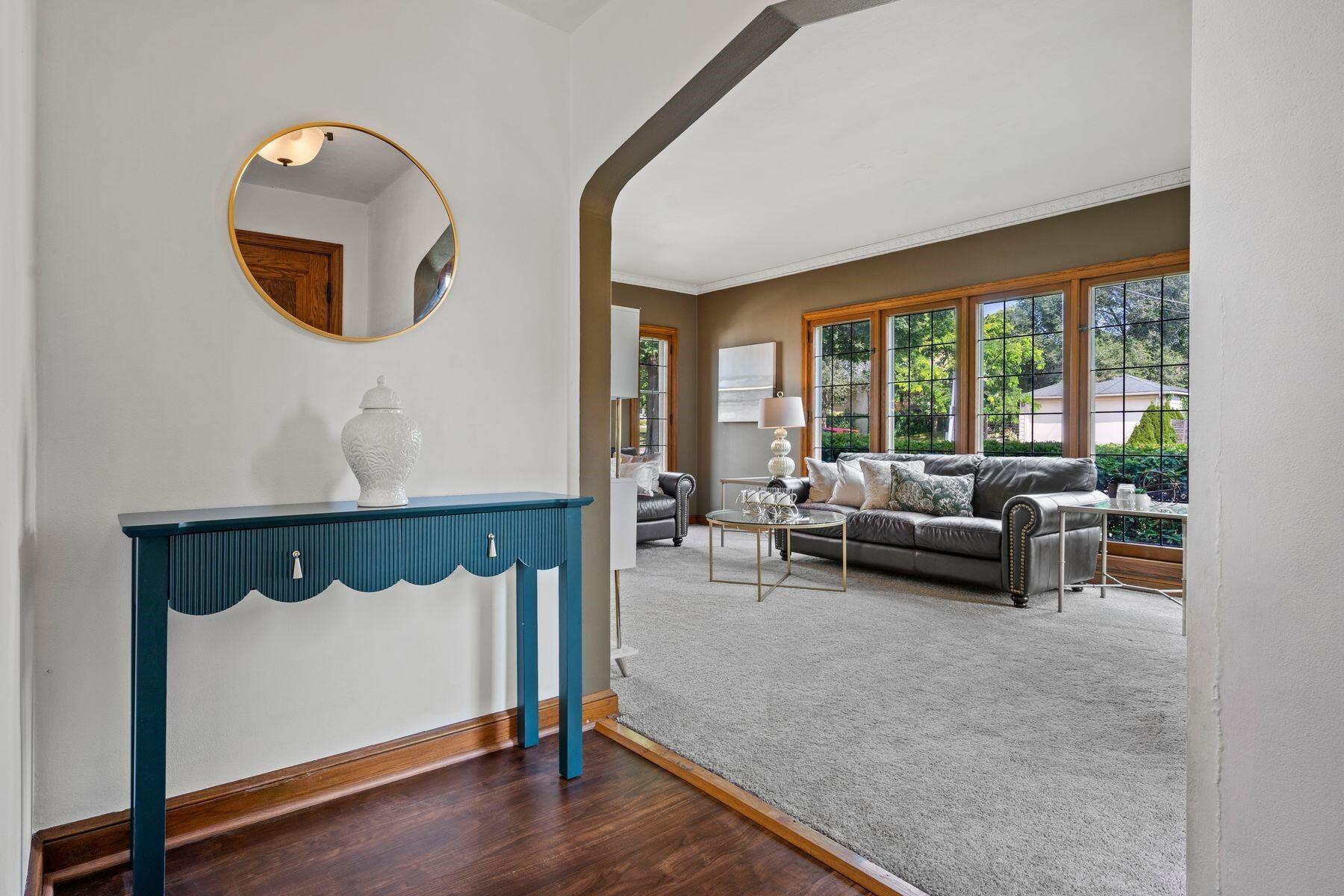 8915 W Hawthorne Ave