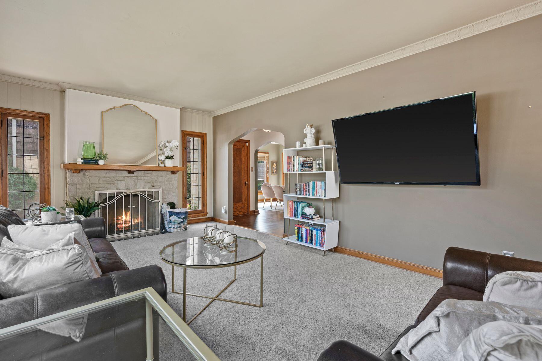 8915 W Hawthorne Ave