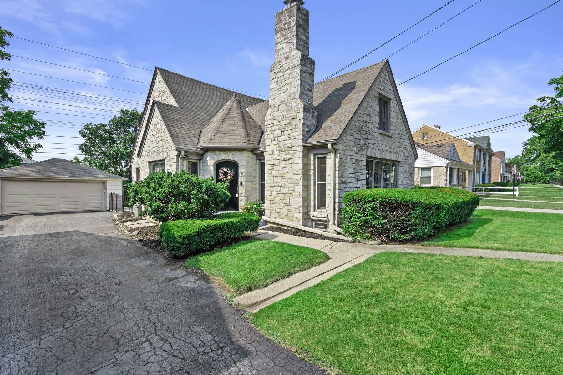 8915 W Hawthorne Ave