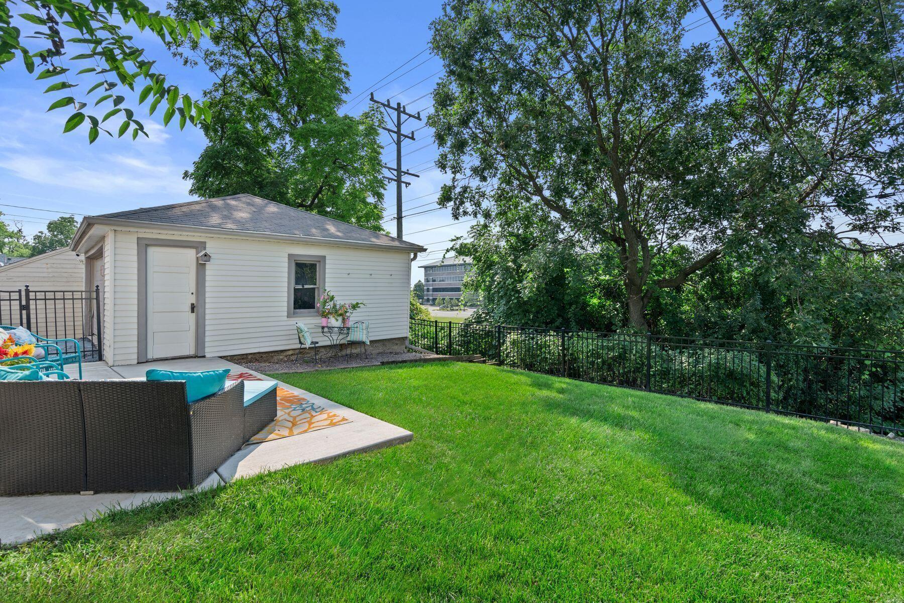 8915 W Hawthorne Ave