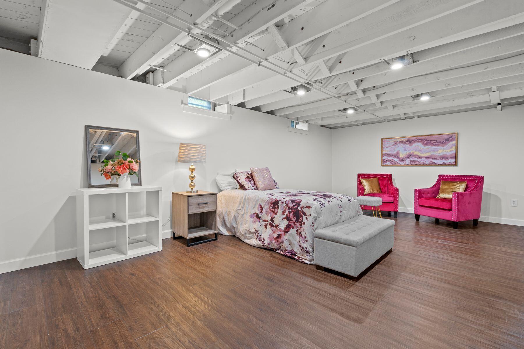 8915 W Hawthorne Ave