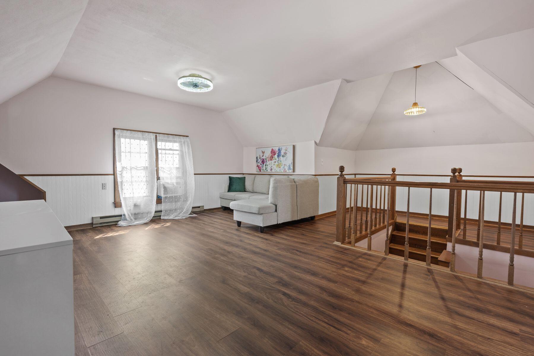 8915 W Hawthorne Ave