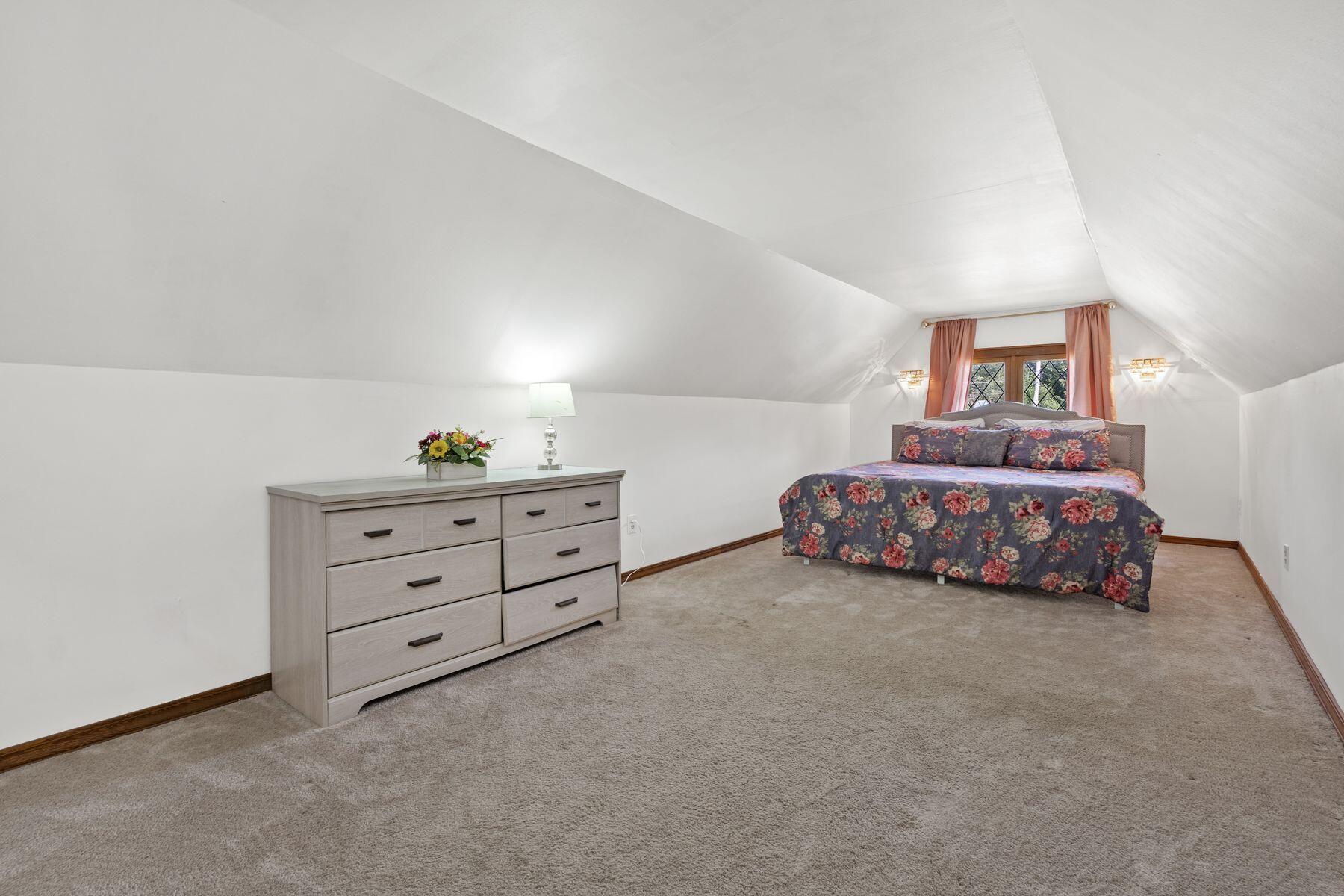 8915 W Hawthorne Ave