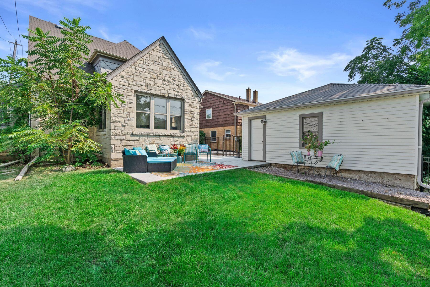 8915 W Hawthorne Ave