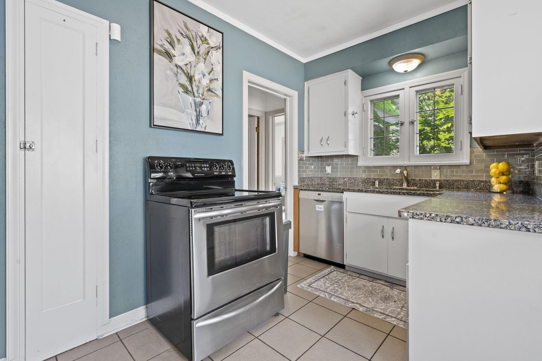 8915 W Hawthorne Ave