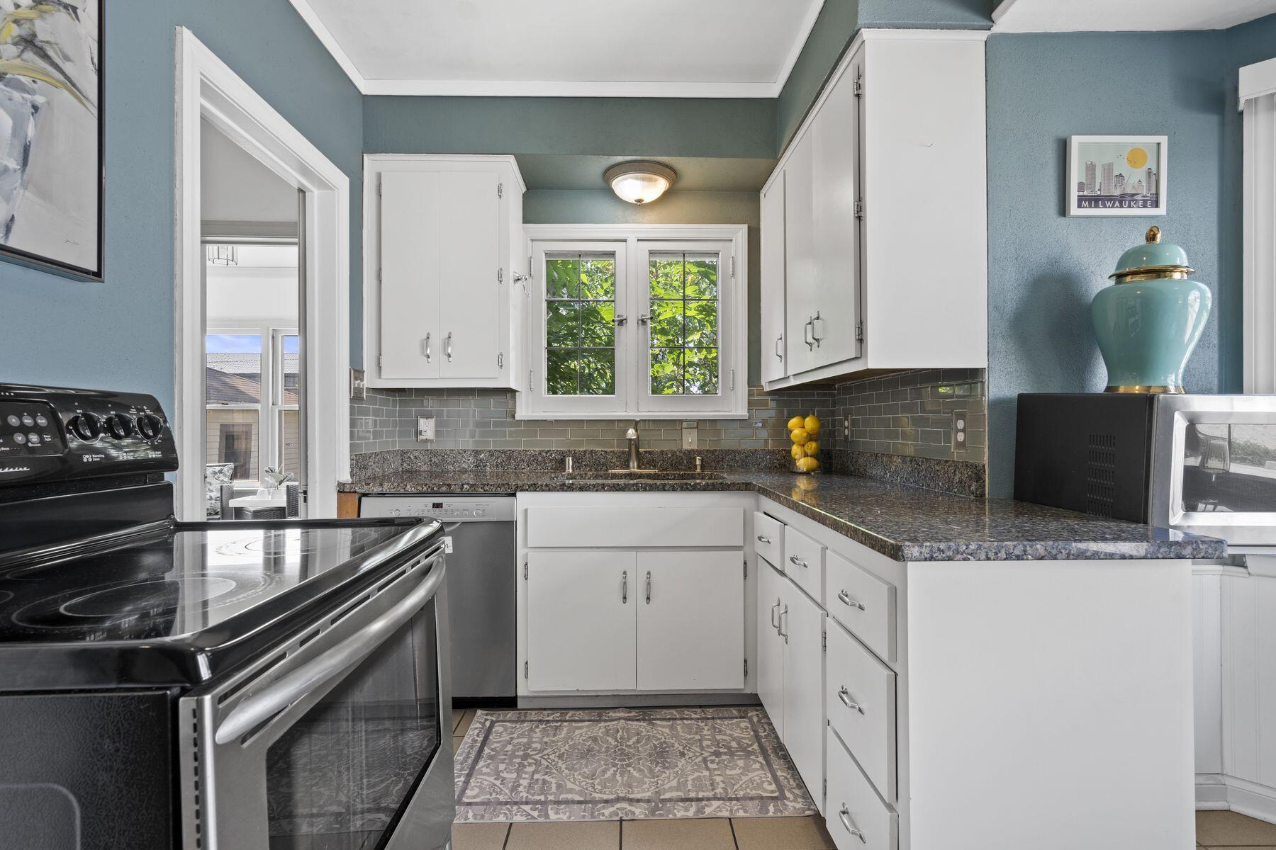 8915 W Hawthorne Ave