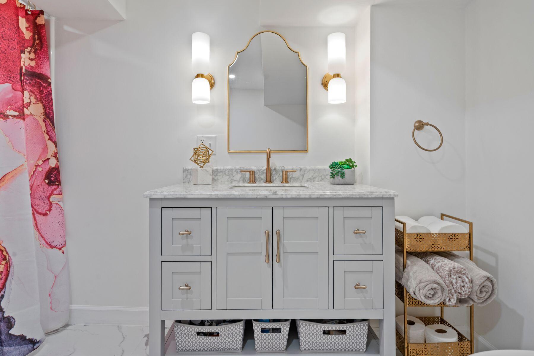 8915 W Hawthorne Ave