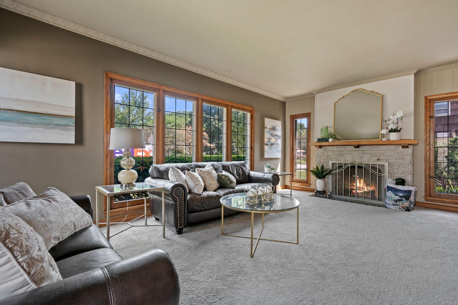 8915 W Hawthorne Ave