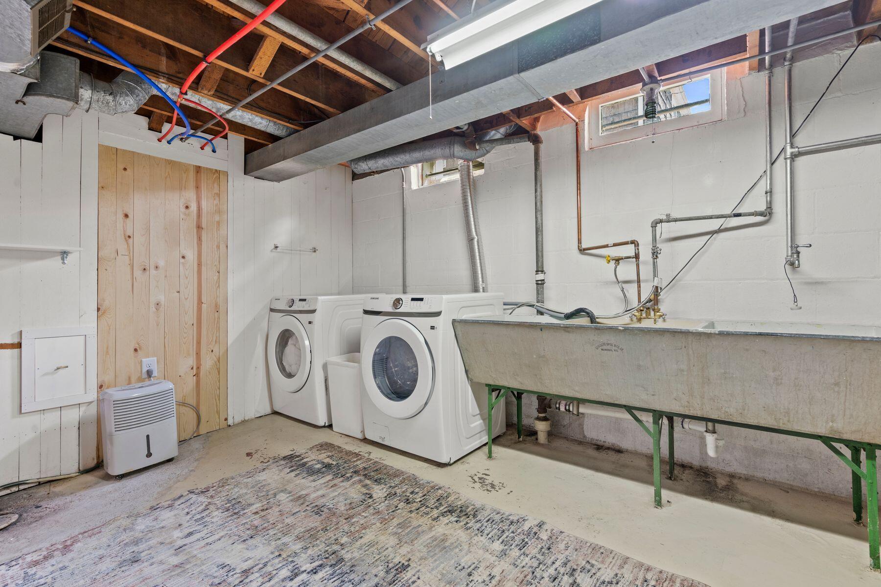 8915 W Hawthorne Ave