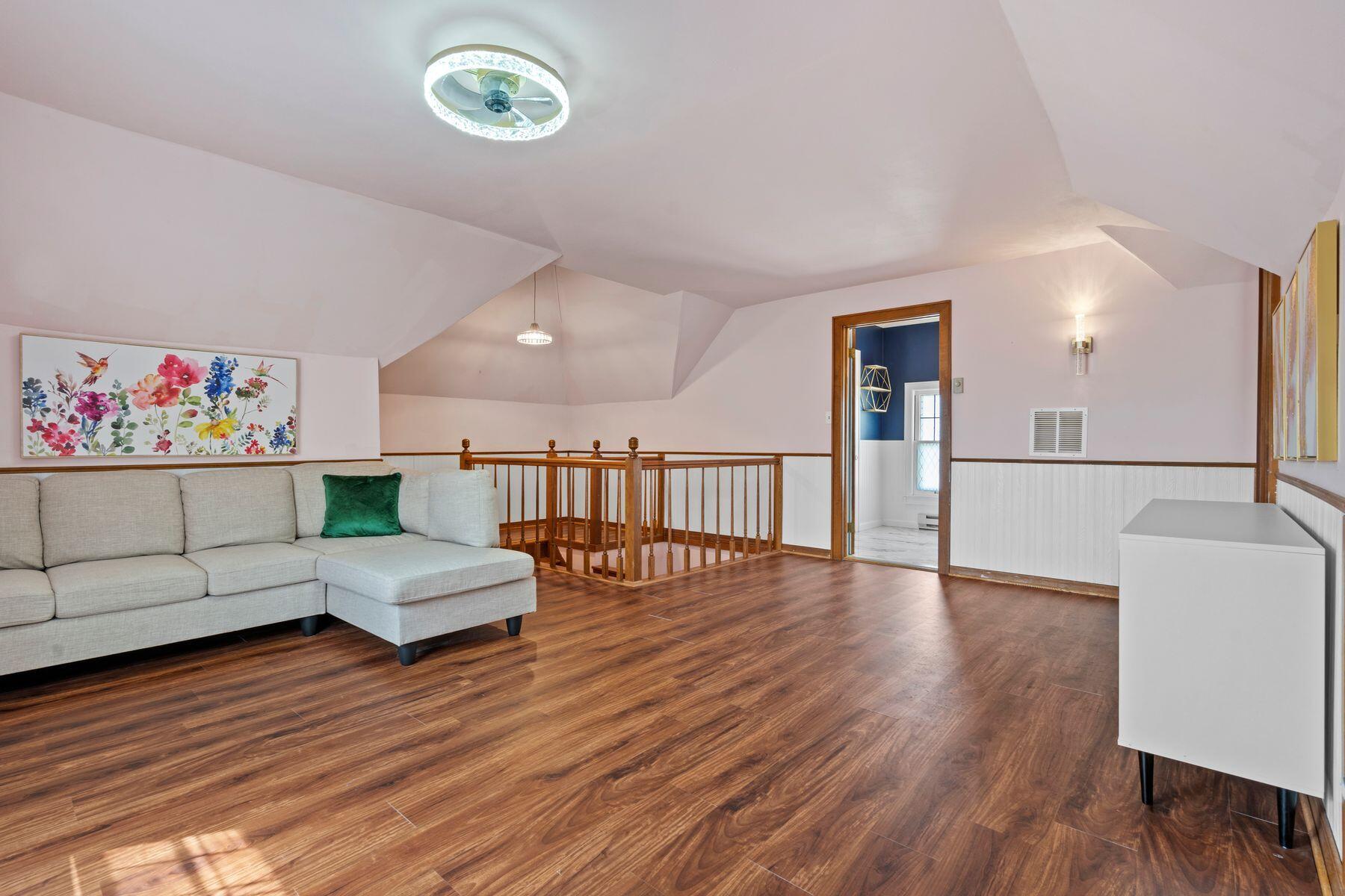 8915 W Hawthorne Ave