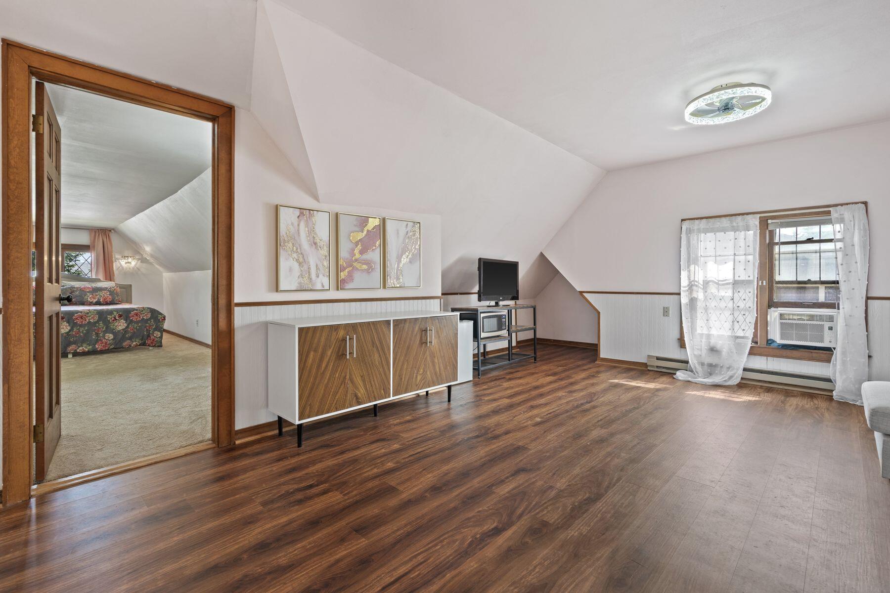 8915 W Hawthorne Ave