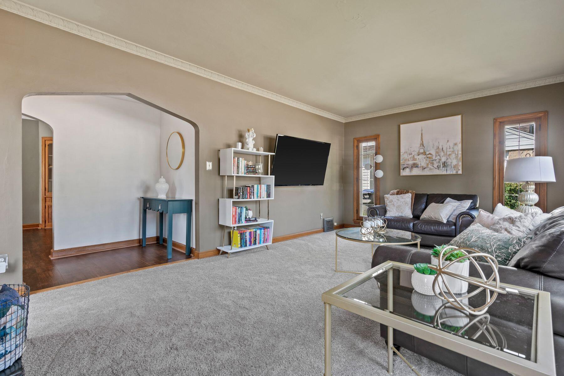 8915 W Hawthorne Ave