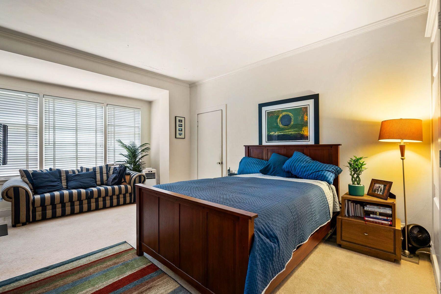 2135 N Lake Dr 2133