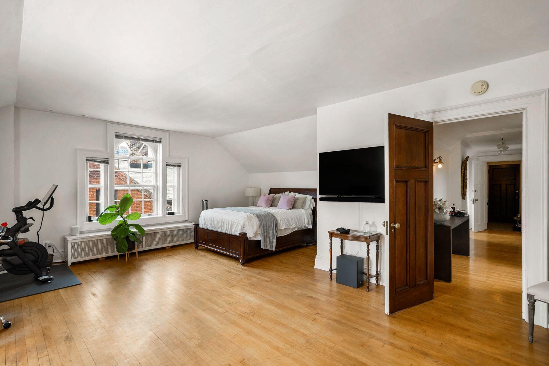 2135 N Lake Dr 2133