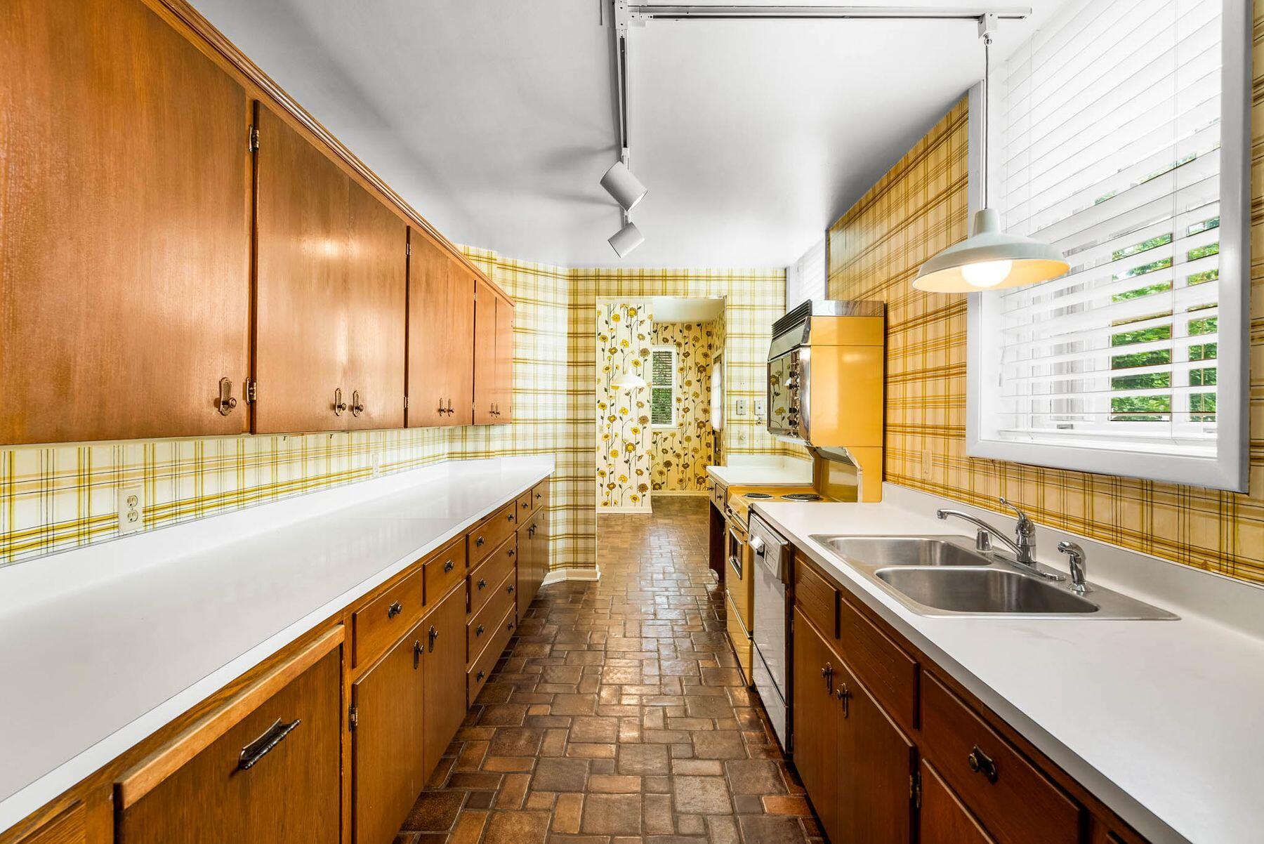 2135 N Lake Dr 2133