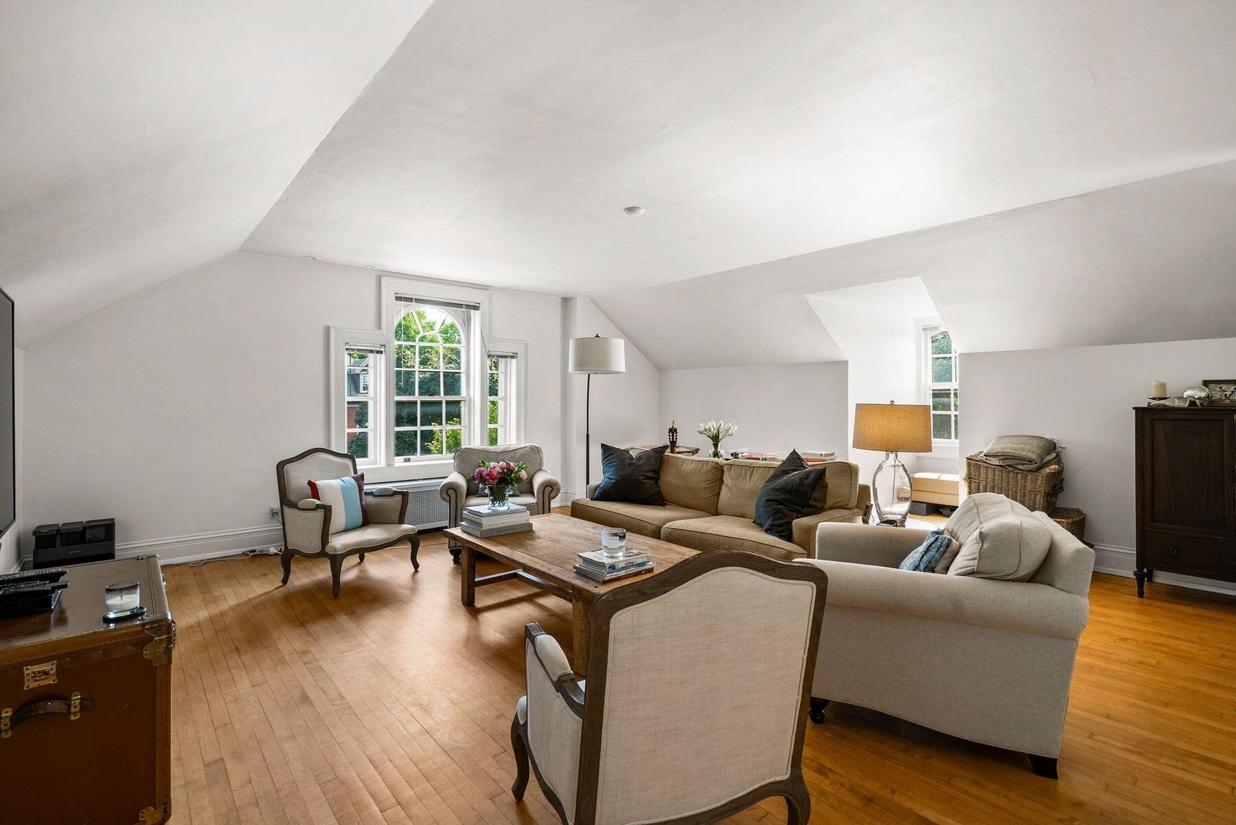 2135 N Lake Dr 2133