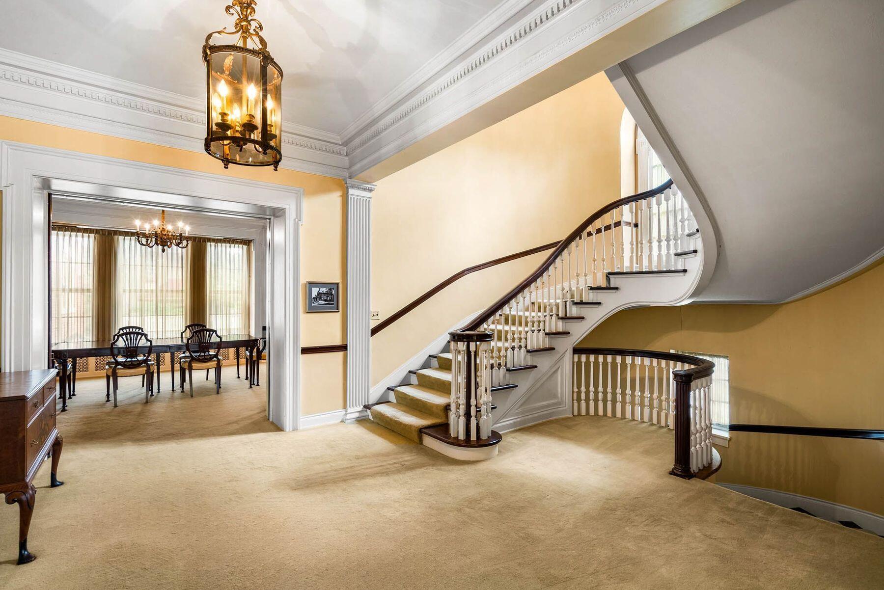 2135 N Lake Dr 2133