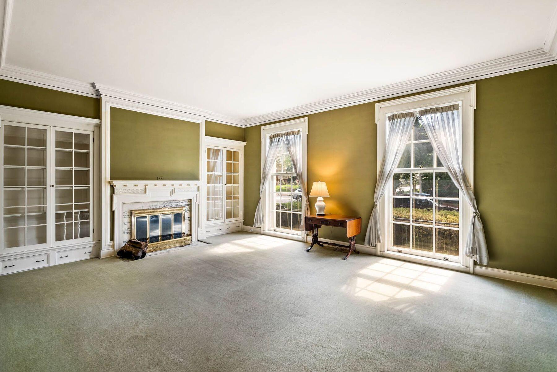 2135 N Lake Dr 2133