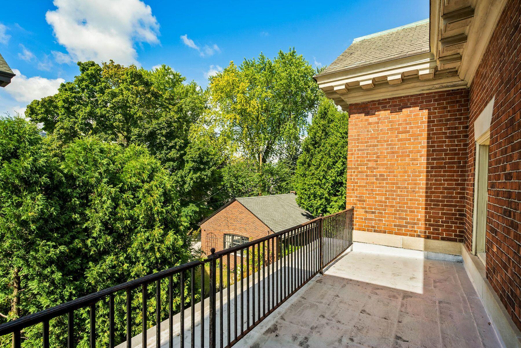 2135 N Lake Dr 2133