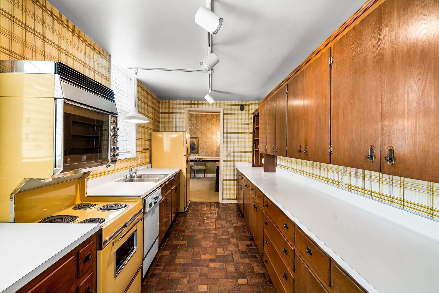 2135 N Lake Dr 2133