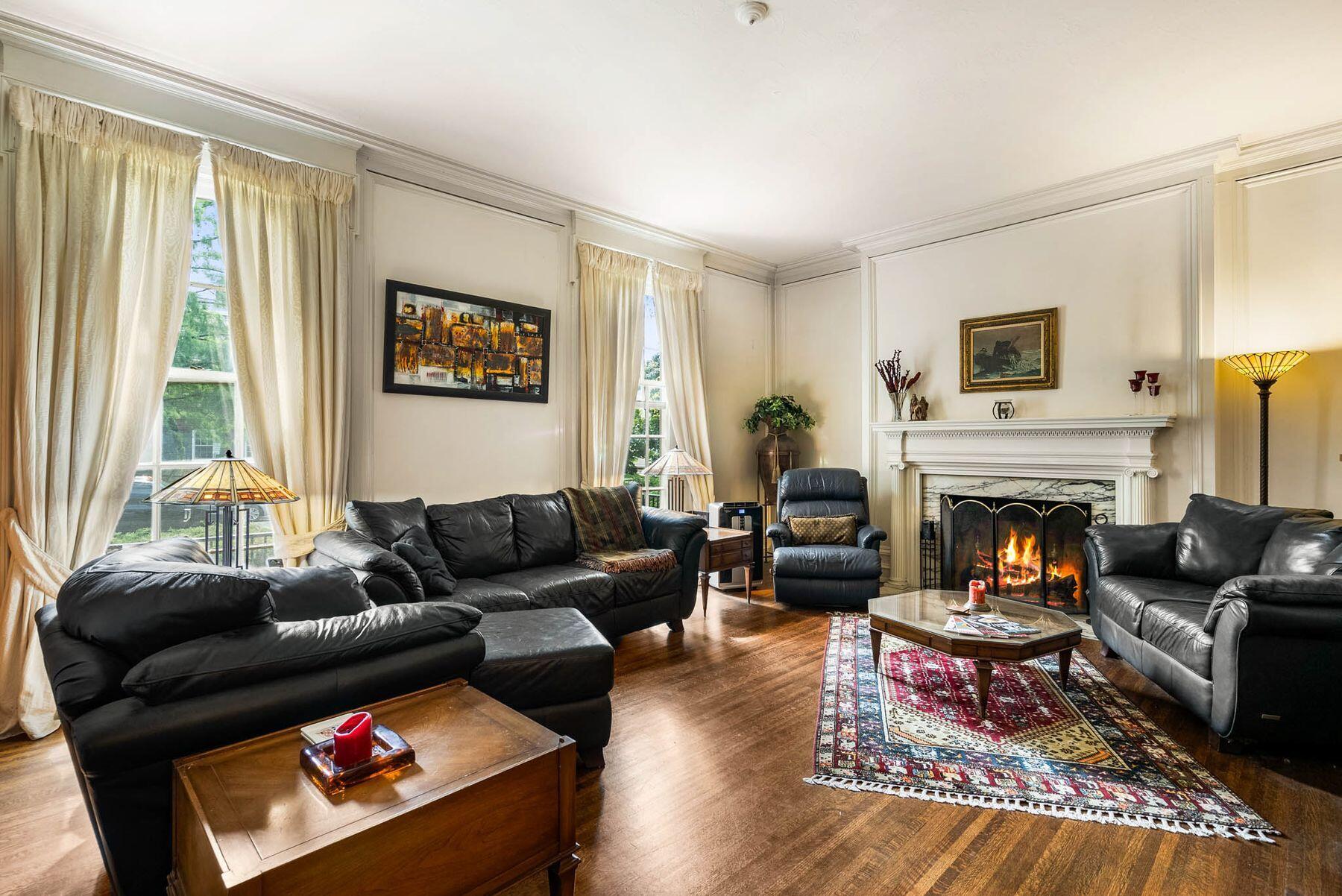 2135 N Lake Dr 2133