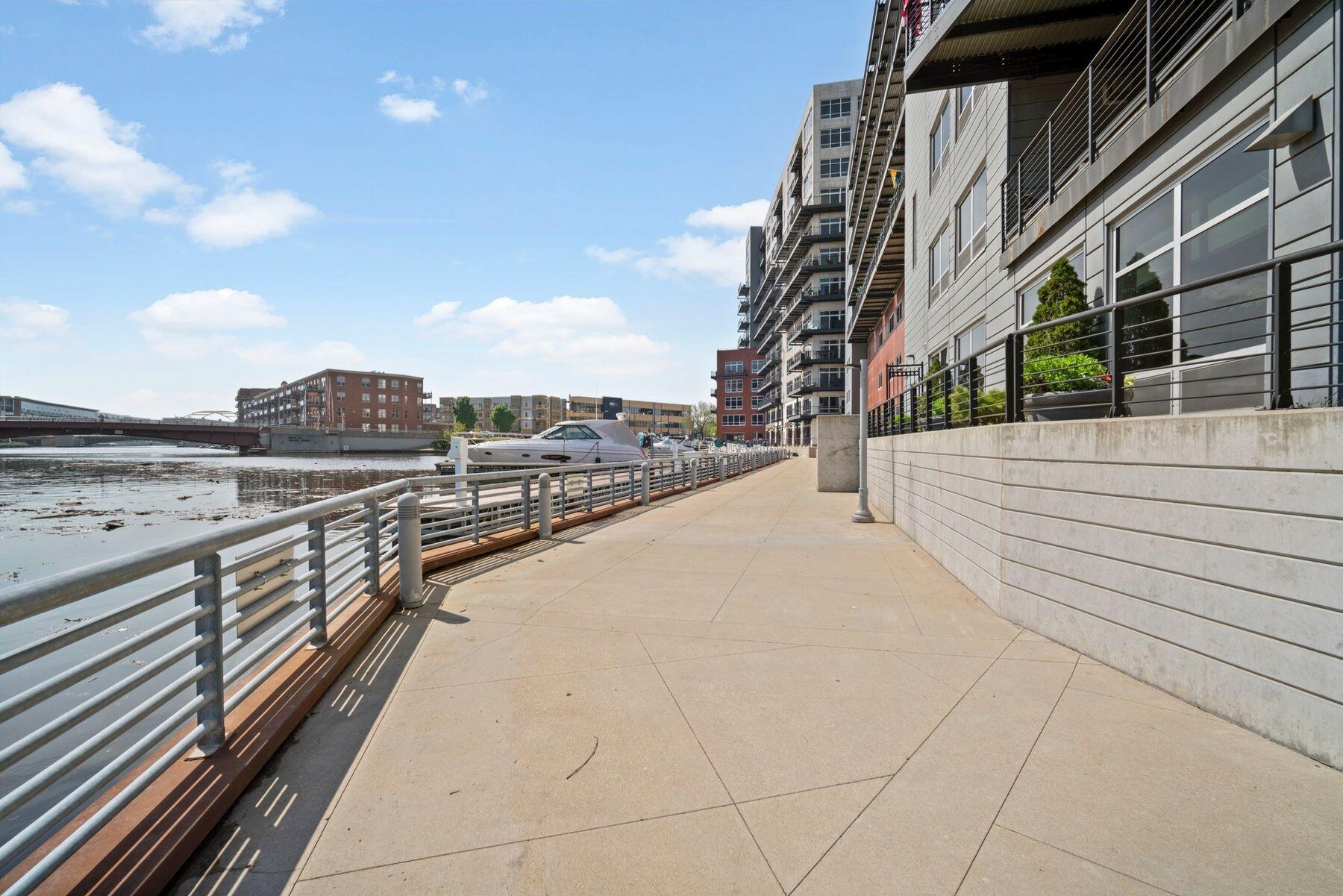 106 W Seeboth St 411