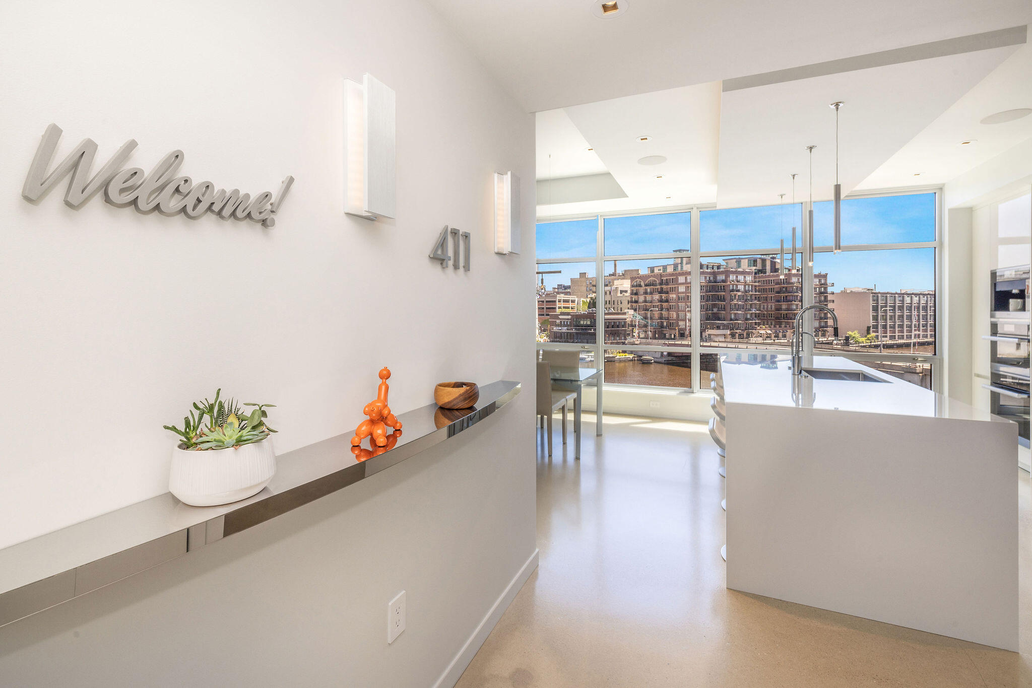 106 W Seeboth St 411