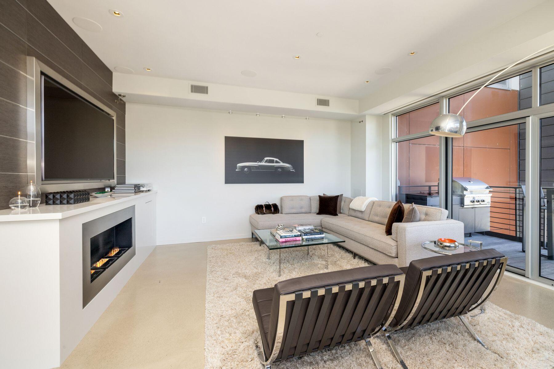 106 W Seeboth St 411
