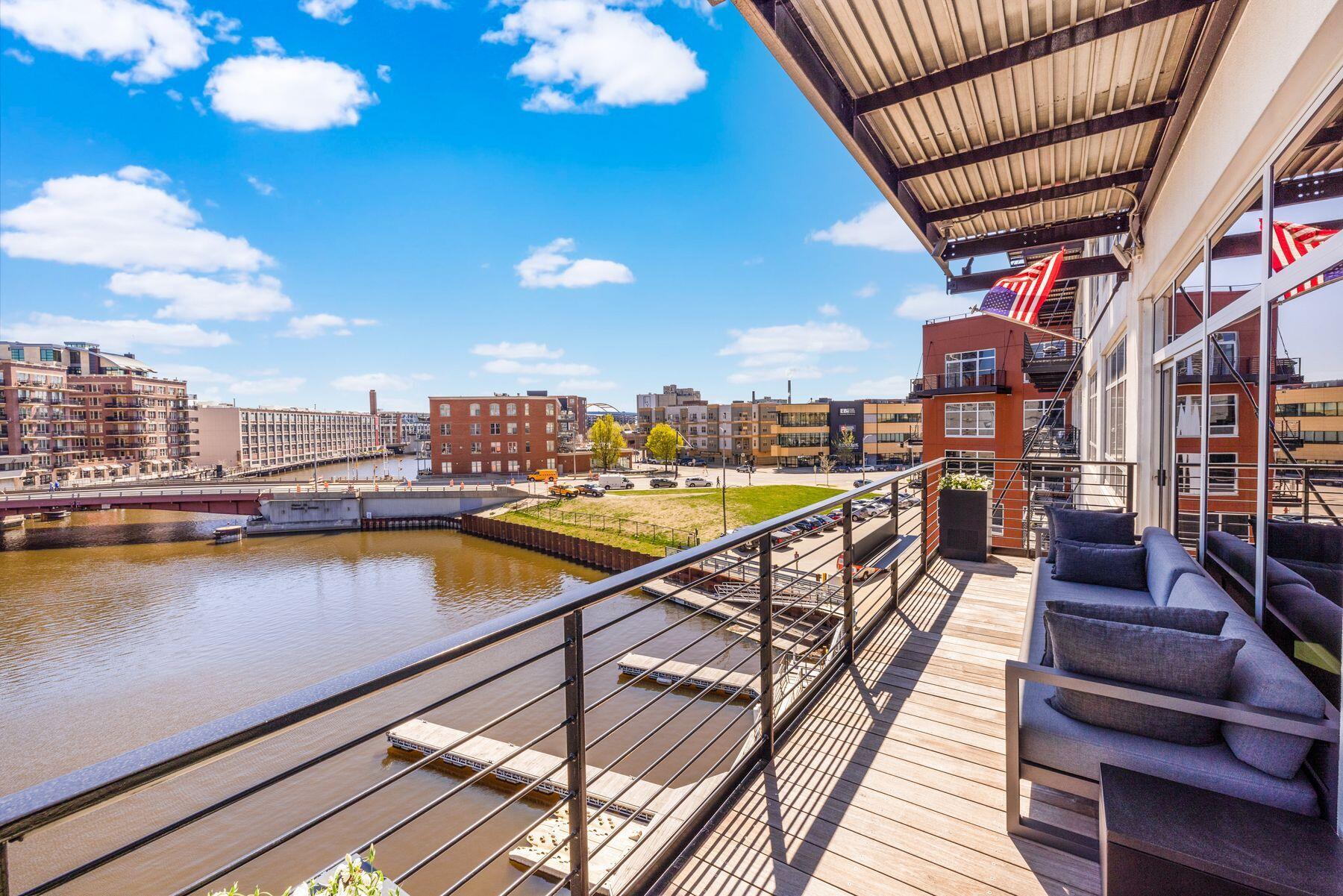 106 W Seeboth St 411