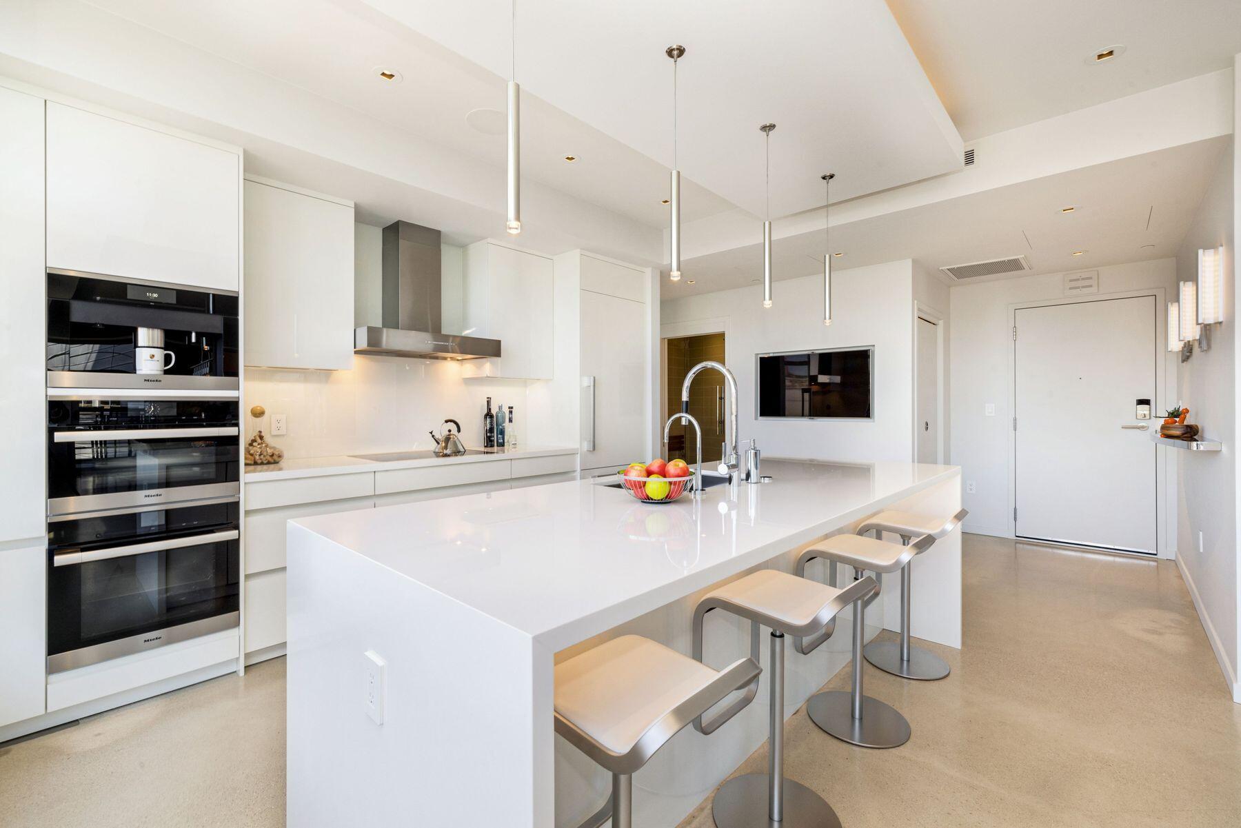 106 W Seeboth St 411