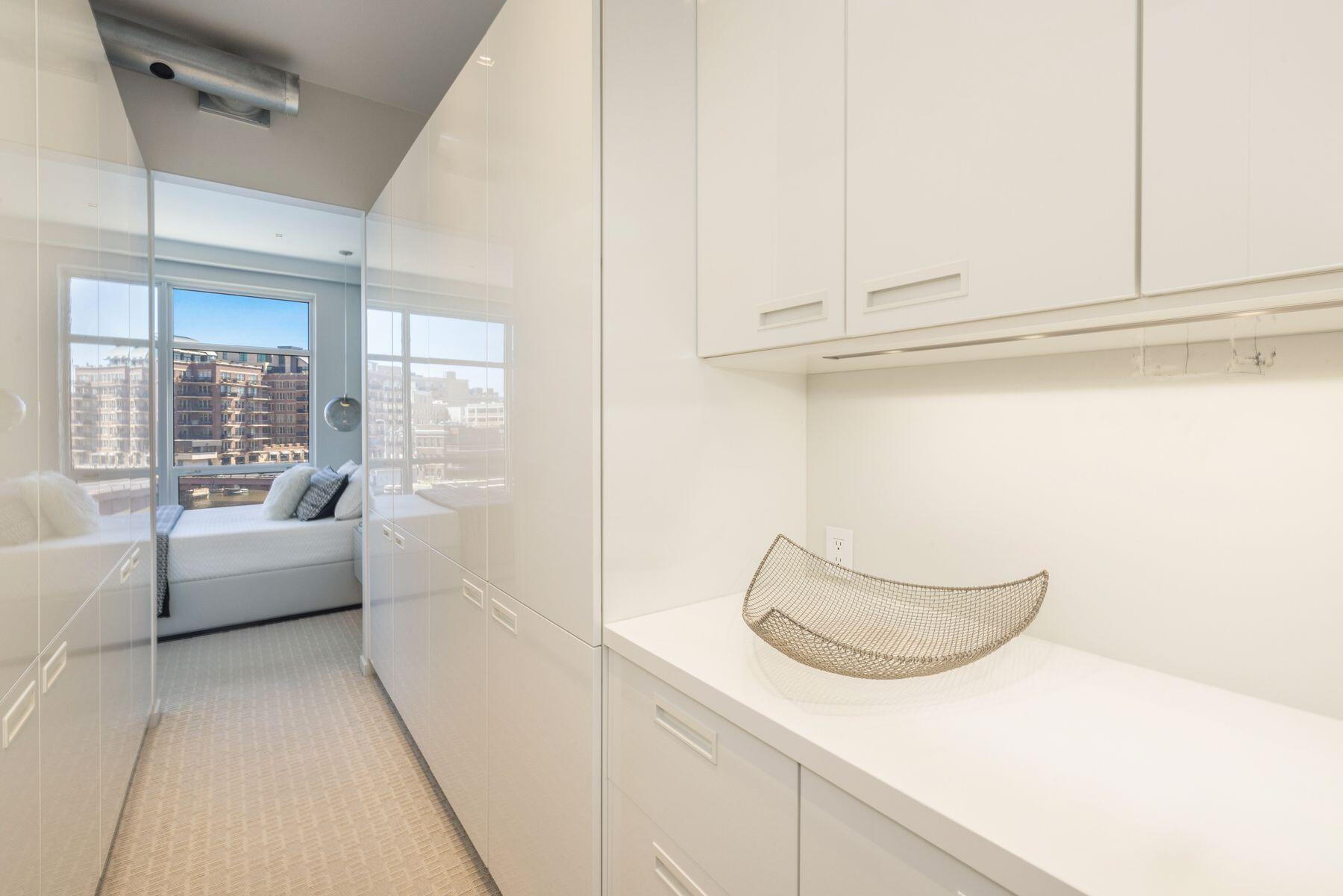 106 W Seeboth St 411